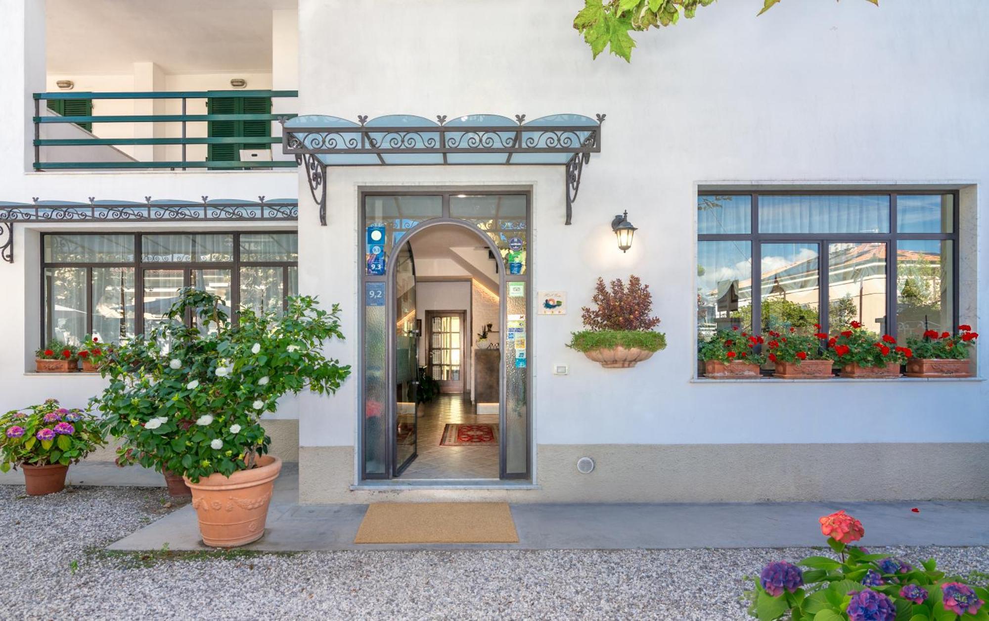 Hotel Eura Marina di Massa Exterior photo